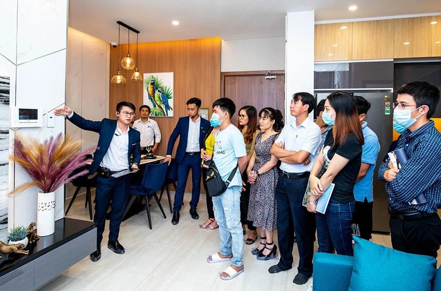 Khách hàng đi xem nhà mẫu của dự án nhà ở hình thành trong tương lai. Ảnh: Q.HUY