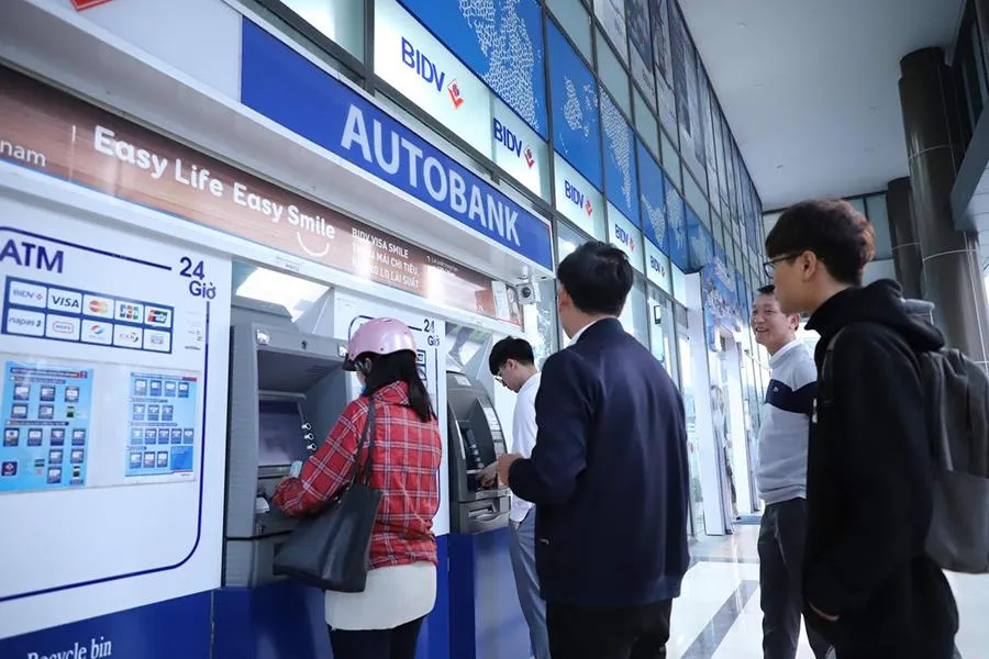 Khách hàng có thể đến ATM của ngân hàng phát hành thẻ nội địa đểrúttiền mặt. Ảnh: TL