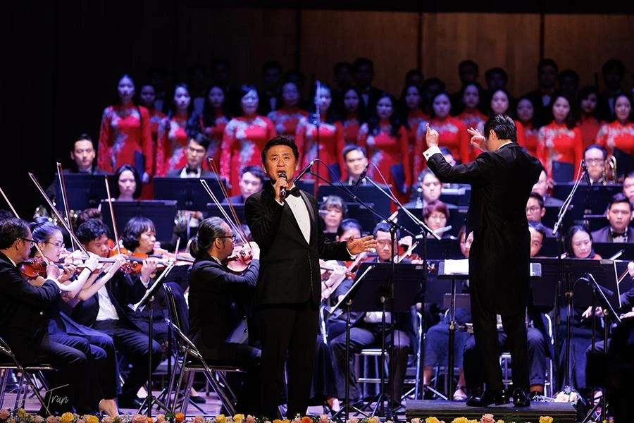 NSND Tạ Minh Tâm biểu diễn cùng dàn hợp xướng. Ảnh: BTC