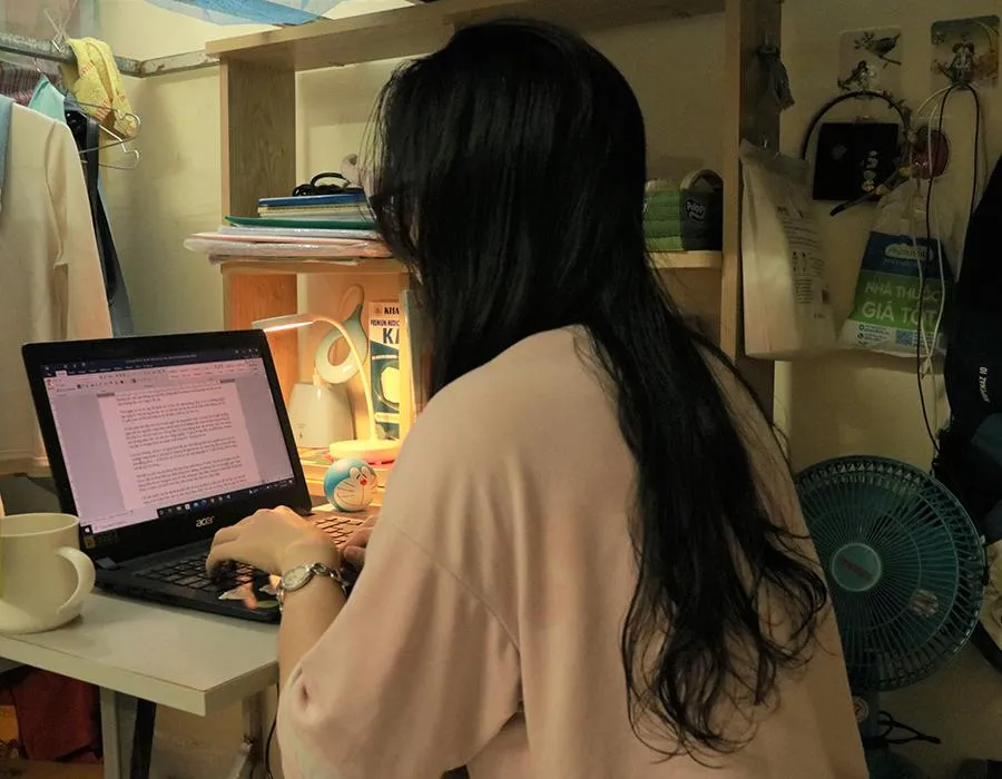 Sinh viên Hương đang học những môn bỏ lỡ khi vướng vào đa cấp. Ảnh: VÕ THƠ