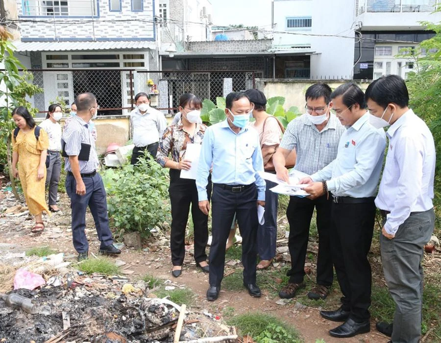 Ông Cao Thanh Bình, Trưởng ban Văn hóa-Xã hội HĐND TP, cùng các đơn vị, ban ngành liên quan khảo sát tại lò gốm cổ Hưng Lợi vào ngày 14-9. Ảnh: VĂN HÀ