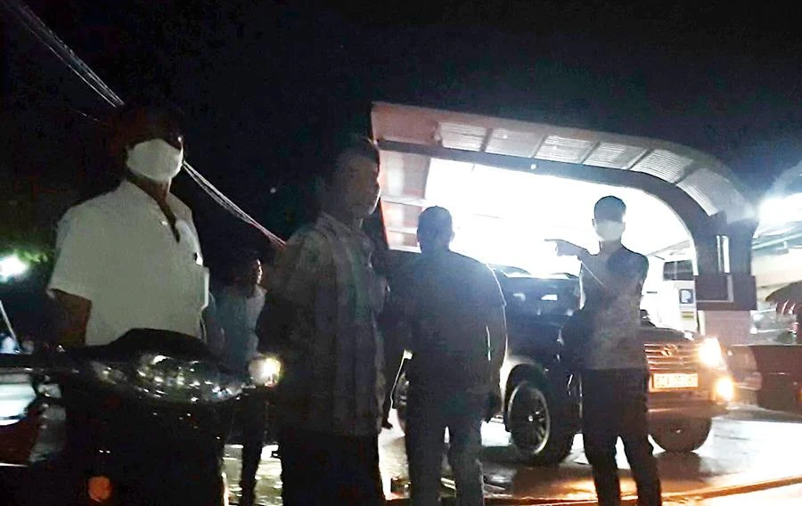 Lực lượng chức năng tỉnh Long An có mặt tại bãi xe ở bờ kênh cũ, xã Mỹ Quý Tây sau khi bắt giữ nhóm người vượt biên.