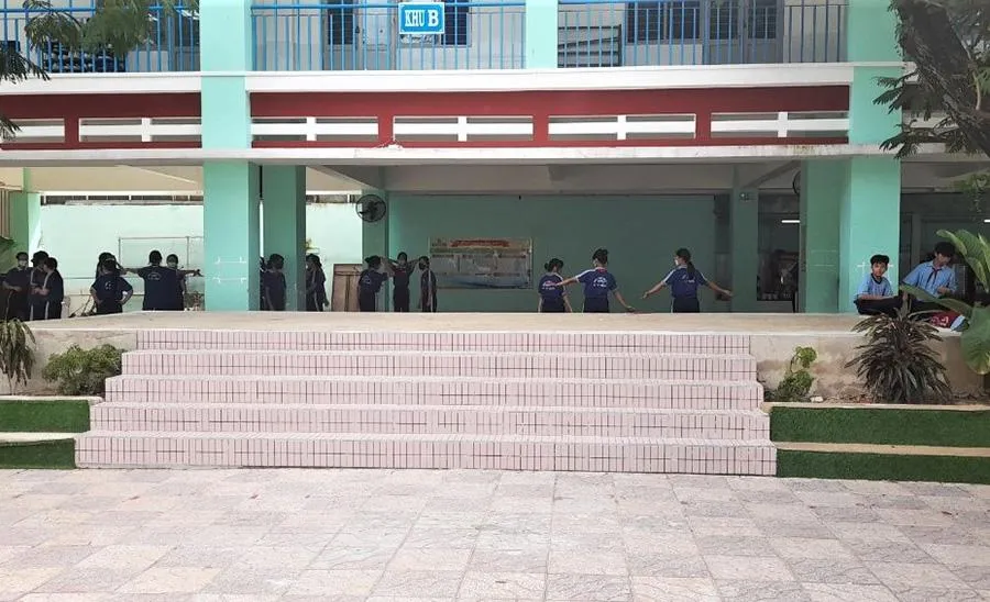 Công trình sân khấu tại một trường học được xây dựng nhờ chủ trương xã hội hóa. Ảnh: TĐ Công trình sân khấu tại một trường học được xây dựng nhờ chủ trương xã hội hóa. Ảnh: TĐ