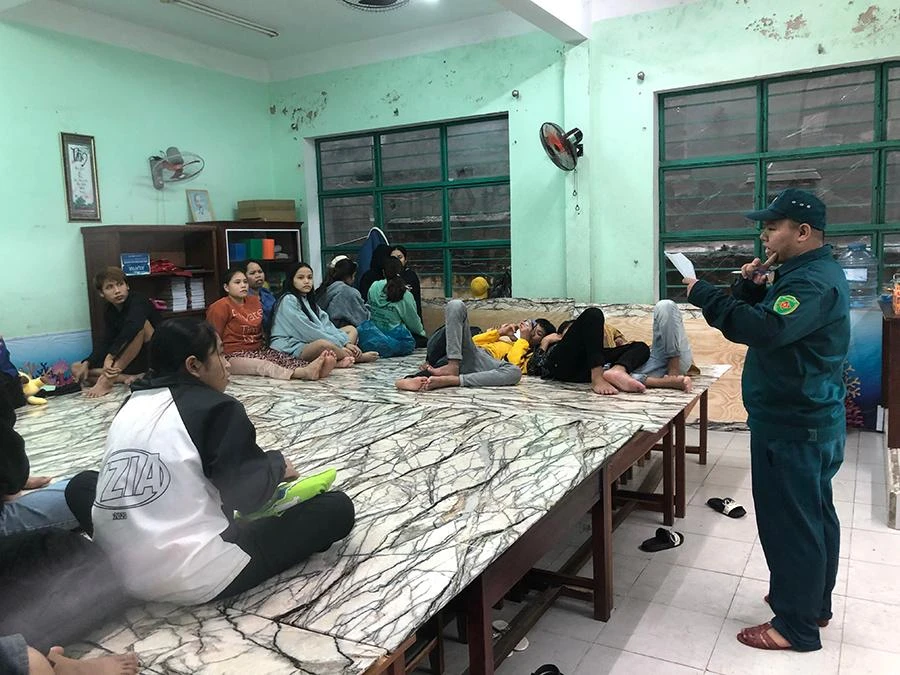 Người dân tại vùng nguy hiểm trên địa bàn quận Sơn Trà, TP Đà Nẵng được lực lượng chức năng sơ tán đến nơi an toàn trước khi bão vào. Ảnh: NGÔ QUANG