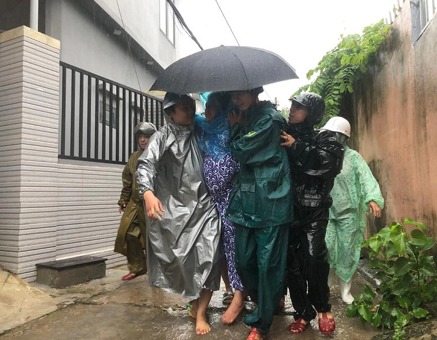Các lực lượng chức năng của TP Đà Nẵng hỗ trợ sơ tán một người dân ở phường Thọ Quang (quận Sơn Trà) bị tai biến nằm một chỗ tới nơi trú ẩn an toàn. Ảnh: NGÔ QUANG