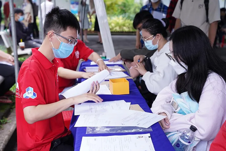 Phụ huynh, thí sinh làm thủ tục nhập học tại Trường ĐH Bách khoa (ĐH Quốc gia TP.HCM) những ngày qua. Ảnh: THY HUYỀN