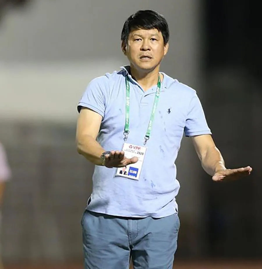 HLV Vũ Tiến Thành nhận nhiệm vụ “trục vớt con tàu CLB TP.HCM” khỏi vị trí rớt hạng. Ảnh: ANH PHƯƠNG