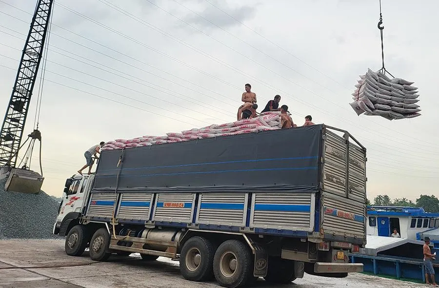 Xe tải 49H-001.24 được các công nhân xếp quá tải 276,43% chạy trót lọt qua địa bàn tỉnh Đồng Nai. Ảnh: V.TÙNG - T.SANG