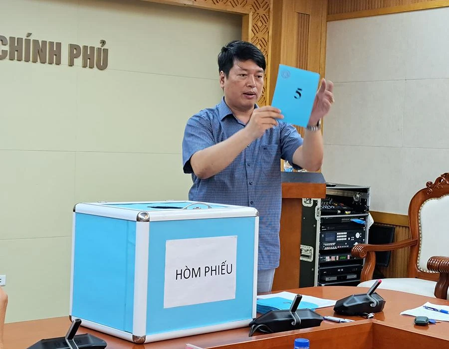 Ông Ngô Mạnh Hùng, Cục phó Cục Phòng chống tham nhũng, Thanh tra Chính phủ, công bố kết quả và đối chiếu số phiếu ứng với tên người trong danh sách lựa chọn tại cuộc bốc thăm ngày 5-10. Ảnh: NGHĨA NHÂN