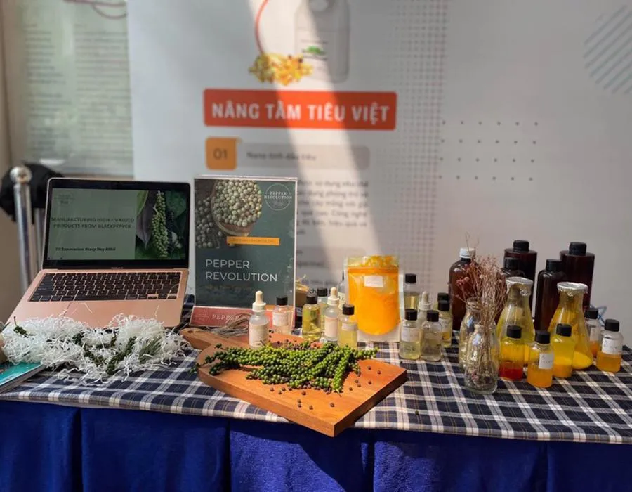 Các sản phẩm của dự án từ hạt hồ tiêu được trưng bày tại ngày hội. Ảnh: PHẠM ANH