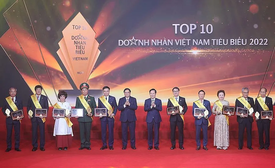 Thủ tướng Phạm Minh Chính cùng top 10 Doanh nhân tiêu biểu nhất Việt Nam năm 2022. Ảnh: TTXVN