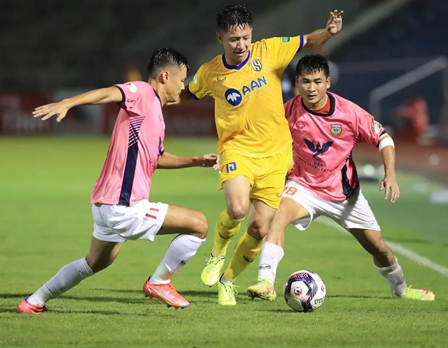 Lợi thế sân nhà sẽ giúp Hà Tĩnh không để SHB Đà Nẵng chạy thoát một trận thua. Ảnh: ANH PHƯƠNG Lợi thế sân nhà sẽ giúp Hà Tĩnh không để SHB Đà Nẵng chạy thoát một trận thua. Ảnh: ANH PHƯƠNG