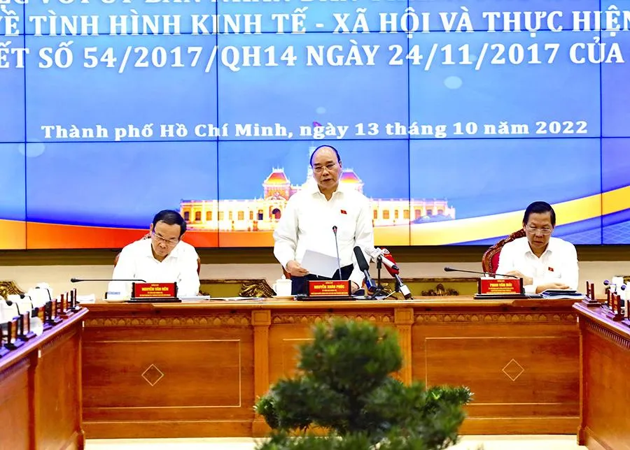 Chủ tịch nước Nguyễn Xuân Phúc chủ trì buổi làm việc với UBND TP.HCM. Ảnh: TTBC