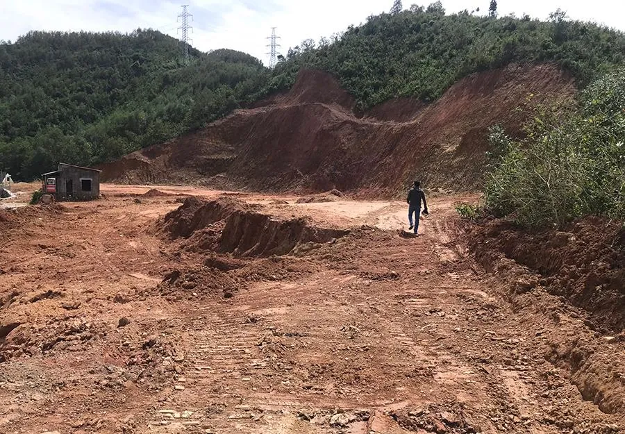 Vị trí khai thác đất trên đèo Ông Gấm. Vị trí khai thác đất trên đèo Ông Gấm.