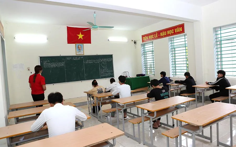 Nhiều bàn còn trống trong lớp học tám học sinh lớp 10. Ảnh: ĐẶNG TRUNG