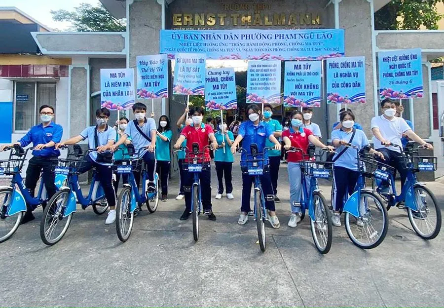 Đoàn phường phối hợp tuyên truyền tác hại của ma túy tại các tuyến đường trên địa bàn. Ảnh: AT