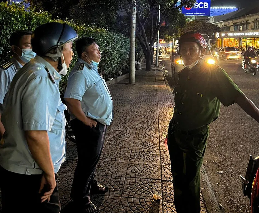 Các lực lượng phối hợp túc trực xử lý người nghiện mua ma túy sử dụng trên địa bàn phường. Ảnh: NT