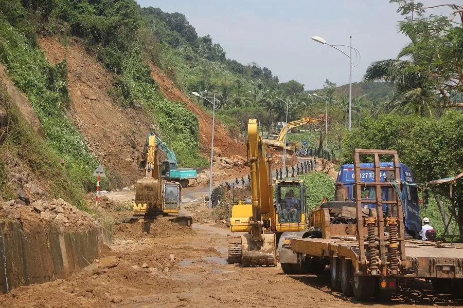 Lực lượng chức năng khắc phục sạt lở ở bán đảo Sơn Trà. Ảnh: NGÔ QUANG