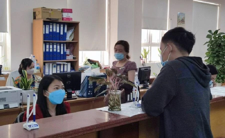 Người lao động đến cơ quan BHXH TP.HCM làm thủ tục liên quan đến chế độ BHXH. Ảnh: NGUYỄN HIỀN