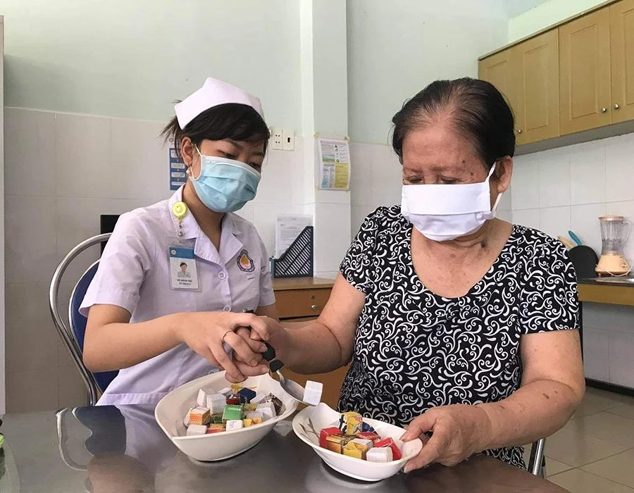 Bệnh nhân tập phục hồi chức năng sau đột quỵ ở BV Phục hồi chức năng - Điều trị bệnh nghề nghiệp. Ảnh: HOÀNG LAN