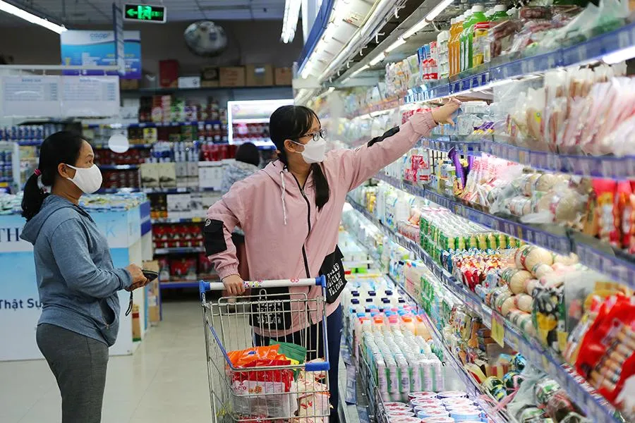 Đại biểu Quốc hội cho rằng dự thảo Luật Bảo vệ quyền lợi người tiêu dùng (sửa đổi) cần làm rõ trách nhiệm của cả ba bên: Doanh nghiệp cung ứng hàng hóa dịch vụ, người tiêu dùng và cơ quan quản lý nhà nước. Ảnh minh họa: HOÀNG GIANG