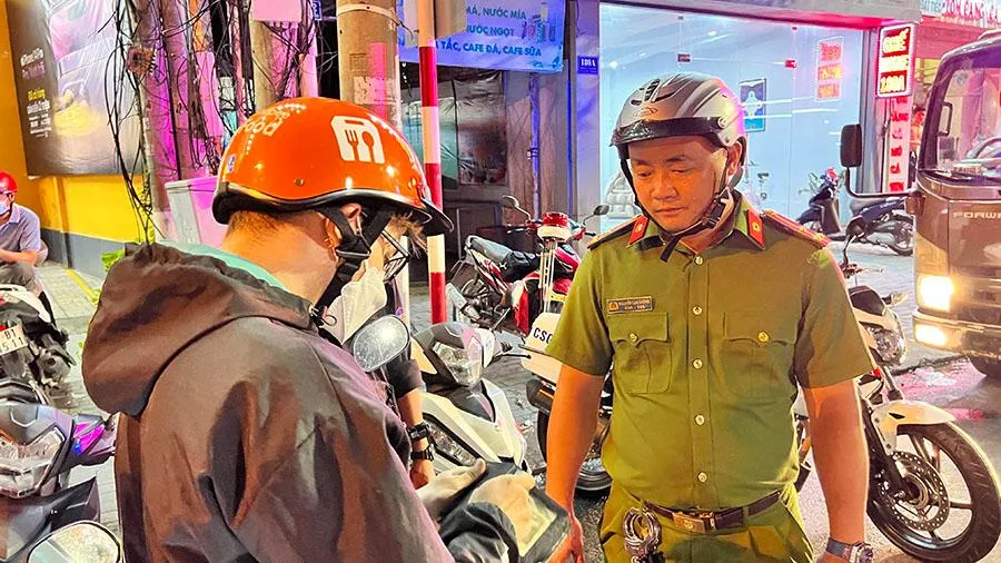 Khi thấy dấu hiệu vi phạm, tổ 171 cho dừng xe để kiểm tra. Ảnh: LÊ ÁNH Khi thấy dấu hiệu vi phạm, tổ 171 cho dừng xe để kiểm tra. Ảnh: LÊ ÁNH