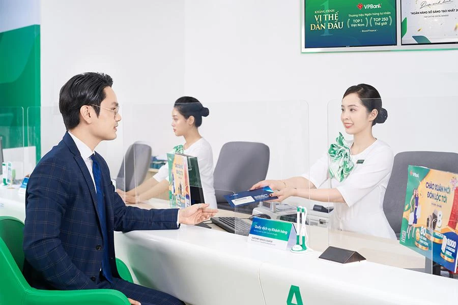 Mặt bằng lãi suất tiền gửi tại các ngân hàng tăng mạnh trong thời gian gần đây. Ảnh: TL