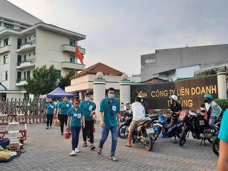 Công nhân Công ty TNHH Tỷ Hùng trong giờ tan tầm. Ảnh: LT