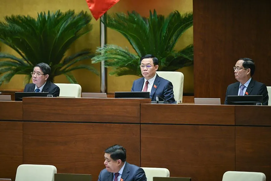 Sáng 7-11, Chủ tịch Quốc hội Vương Đình Huệ (giữa, hàng trên) chủ trì thảo luận tại hội trường dự thảo Nghị quyết về: ‘’Thí điểm một số cơ chế, chính sách đặc thù phát triển TP Buôn Ma Thuột, tỉnh Đắk Lắk’’. Ảnh: Quochoi.vn Sáng 7-11, Chủ tịch Quốc hội Vương Đình Huệ (giữa, hàng trên) chủ trì thảo luận tại hội trường dự thảo Nghị quyết về: ‘’Thí điểm một số cơ chế, chính sách đặc thù phát triển TP Buôn Ma Thuột, tỉnh Đắk Lắk’’. Ảnh: Quochoi.vn