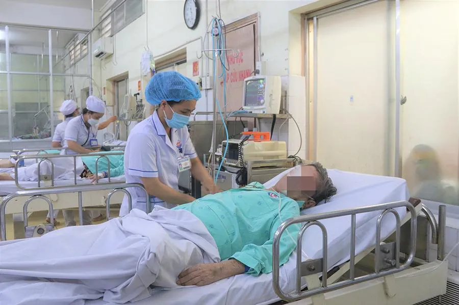 Nhân viên y tế BV Trưng Vương đang chăm sóc bệnh nhân tại Khoa cấp cứu. Ảnh: THẢO PHƯƠNG