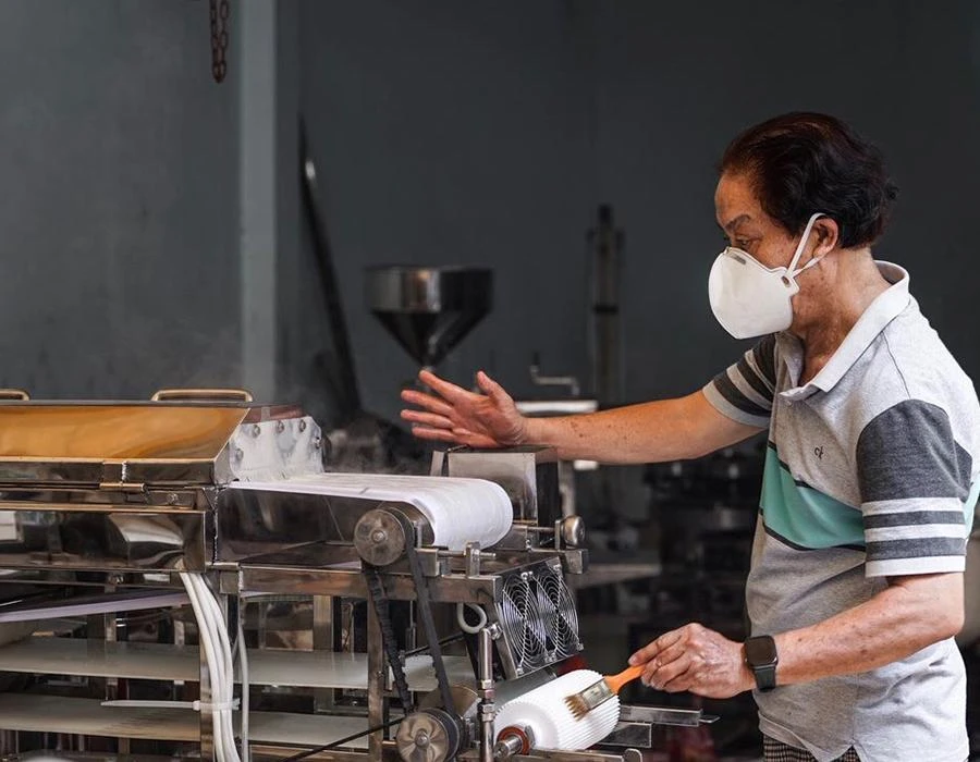 Nhà giáo nhân dân-GS-TS Trần Doãn Sơn đang thao tác trên các thiết bị do ông và cộng sự sáng chế. Ảnh: NT