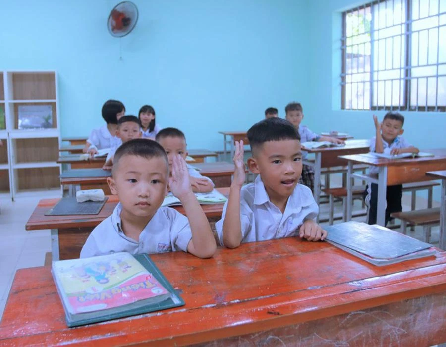 Các em học sinh cấp I được nuôi dạy tại Trường Bồ Đề Phương Duy. Ảnh: HUỲNH DU