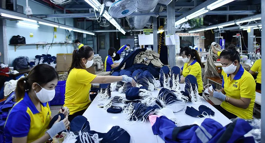 Xuất khẩu khó khăn, các doanh nghiệp ngành dệt may chuyển về thị trường nội địa. Ảnh: T.UYÊN