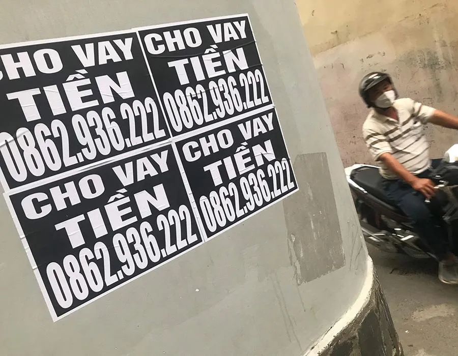 Tín dụng đen quảng cáo khắp nơi khiến nhiều người sập bẫy. Ảnh: HOÀNG GIANG