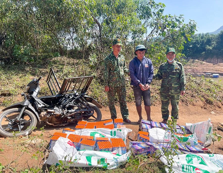 Biên phòng bắt quả tang vụ vận chuyển 85 kg pháo lậu tại đường mòn bến đò bên sông Sê Pôn. Ảnh: M.HÙNG