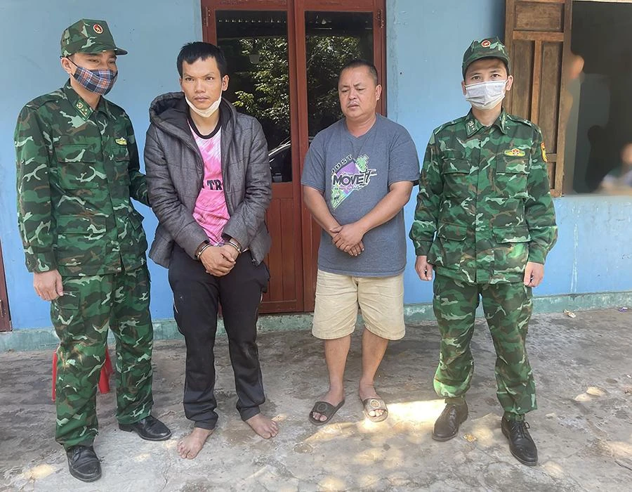 Biên phòng phối hợp với công an bắt Nguyễn Thượng Thông, Hà Xuân Thiết khi đang vận chuyển 74 kg pháo nổ. Ảnh: M.HÙNG