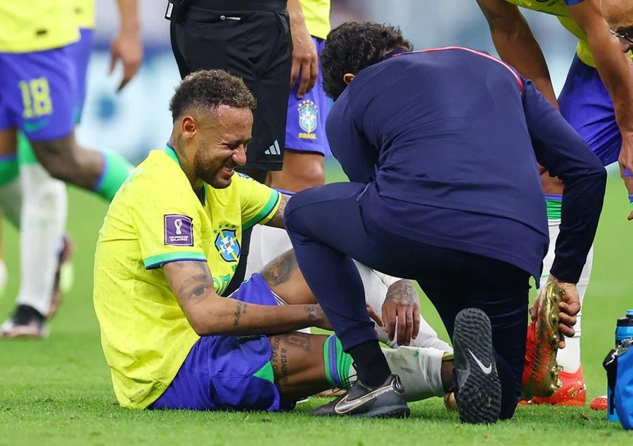 Neymar chấn thương mắt cá và đã vắng hai trận của Brazil. Ảnh: GETTY IMAGES