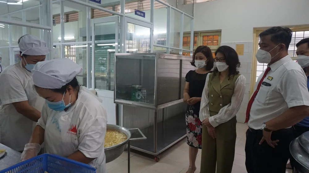 Ban đại diện cha mẹ học sinhcùng hiệu trưởng Trường Tiểu học Nguyễn Thái Sơn, quận 3 giám sát bữa ăn bán trú. Ảnh: NGUYỄN QUYÊN