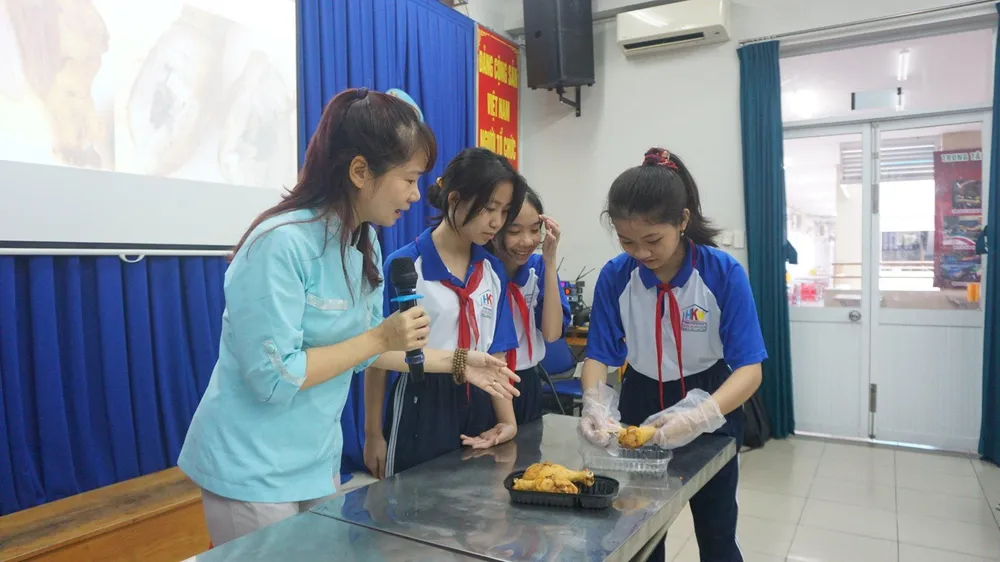 Học sinh Trường THCS Huỳnh Khương Ninh, quận 1 tham gia chuyên đề an toàn thực phẩm. Trong ảnh: Học sinh lựa chọn món gà chiên an toàn. Ảnh: NGUYỄN QUYÊN