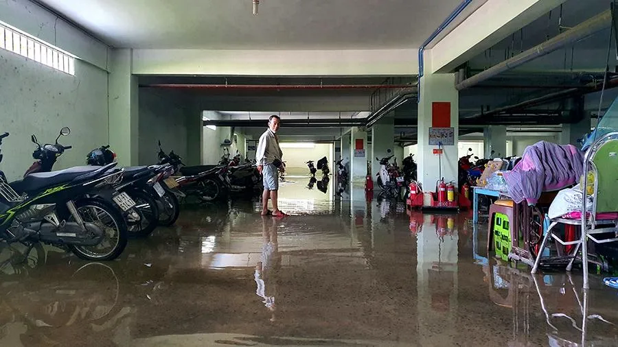 Tầng hầm chung cư vẫn lênh láng nước sau gần ba ngày bơm liên tục. Ảnh: HH