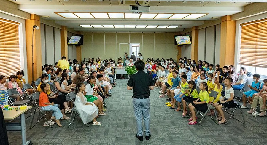 ThS tâm lý Lê Minh Huân tại một buổi dạy giáo dục giới tính cho trẻ em. Ảnh: NVCC ThS tâm lý Lê Minh Huân tại một buổi dạy giáo dục giới tính cho trẻ em. Ảnh: NVCC