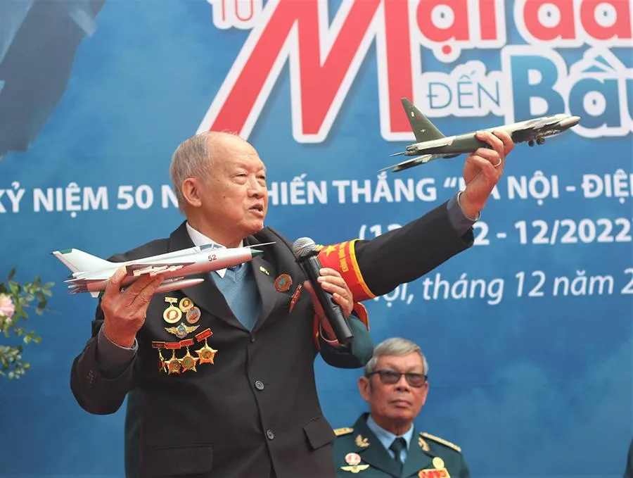 Phi công Vũ Đình Rạng thuật lại trận đánh B52 năm xưa tại buổi tọa đàm. Ảnh: VT Phi công Vũ Đình Rạng thuật lại trận đánh B52 năm xưa tại buổi tọa đàm. Ảnh: VT