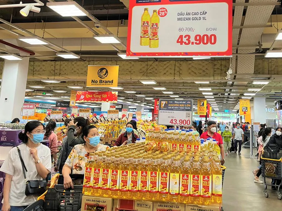 Các chương trình khuyến mãi giúp người dân có thể tiết kiệm chi phí mua sắm, đồng thời kích cầu tiêu dùng dịp cuối năm. Ảnh: TU Các chương trình khuyến mãi giúp người dân có thể tiết kiệm chi phí mua sắm, đồng thời kích cầu tiêu dùng dịp cuối năm. Ảnh: TU