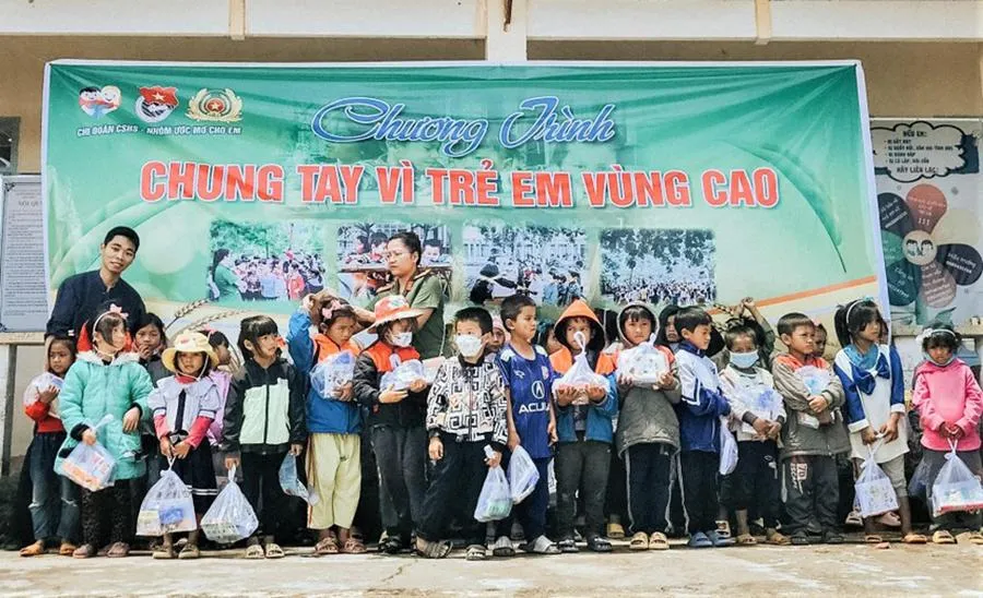 Phát (bìa trái) tham gia vận động, quyên góp mua dụng cụ học tập cho trẻ em vùng cao Măng Bút, tỉnh Kon Tum. Ảnh: NVCC
