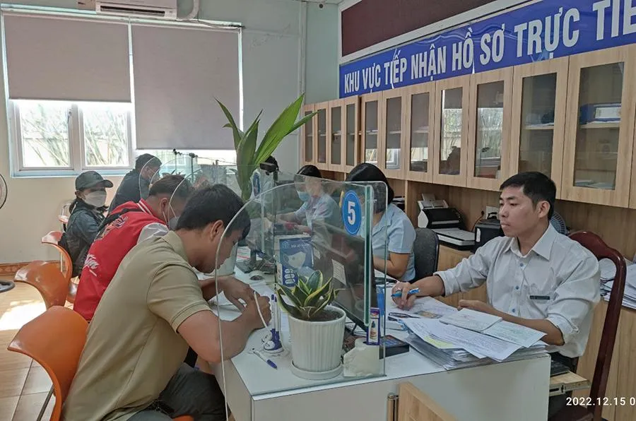 Người lao động làm thủ tục BHXH tại cơ quan BHXH.Ảnh: NH