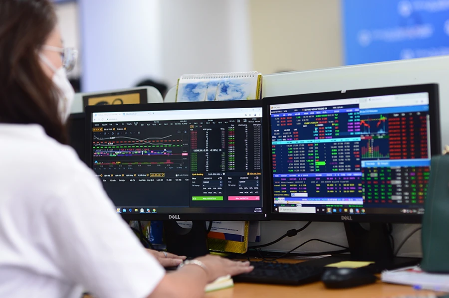 Trong khi nhà đầu tư nội đã bán ròng cổ phiếu thì giới đầu tư ngoại nhìn thấy cơ hội hấp dẫn khi thị trường chứng khoán Việt Nam đang được chiết khấu mạnh. Ảnh: HOÀNG GIANG