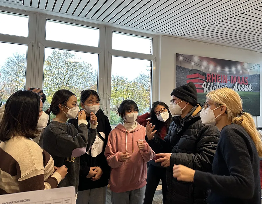 Bà Alexandra Schulz, Giám đốc nhân sự BV Rhein-maas thuộc Tập đoàn BV Knappschaft, bang Nordrhein Westfalen, CHLB Đức (bìa phải), hướng dẫn sinh viên điều dưỡng. Ảnh: Q.HUY