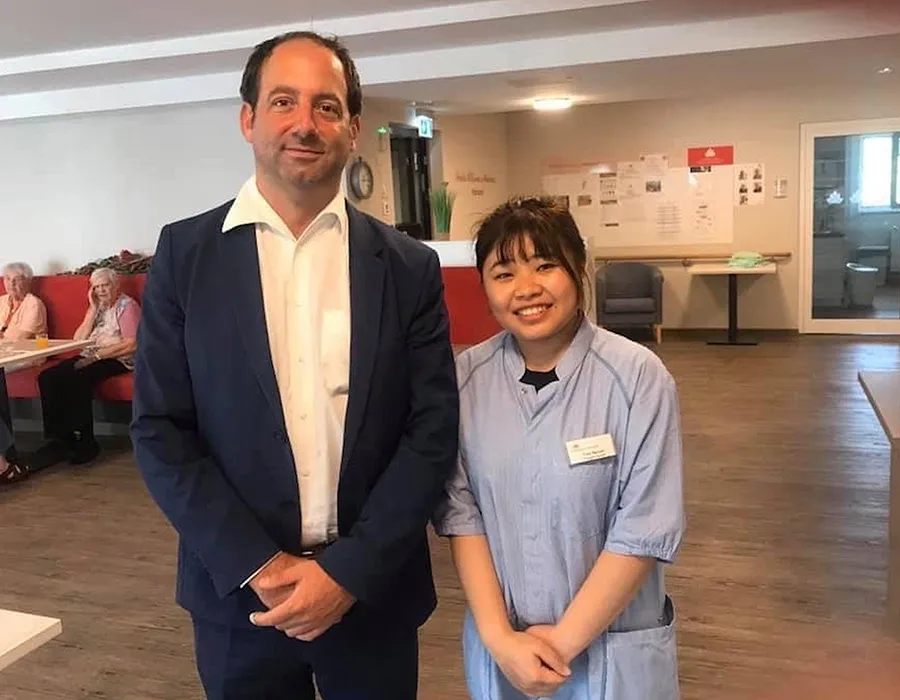 Điều dưỡng Nguyễn Trương Bích Trâm (bên phải) thực tập tại BV Pflege mit Herz. Ảnh: P.MINH