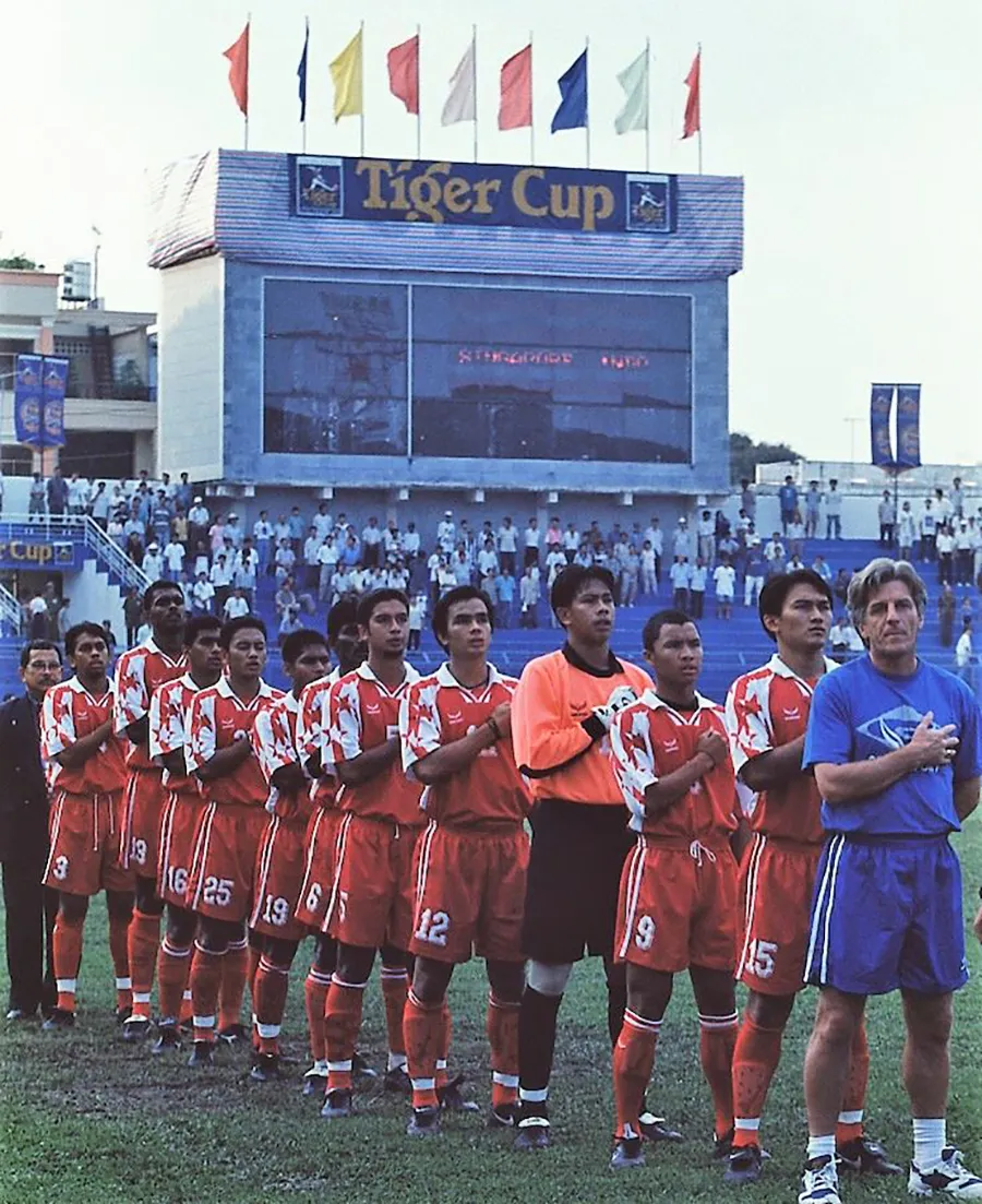 HLV Barry Whitbread (đứng đầu) khi dẫn dắt Singapore vô địch AFF Cup 1998 tại Việt Nam. Ảnh: Tư liệu