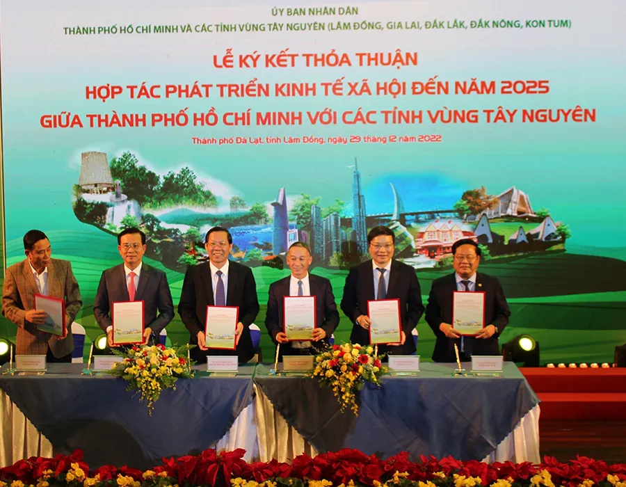 Chủ tịch UBND TP.HCM Phan Văn Mãi (thứ ba từ trái qua) cùng năm chủ tịch UBND các tỉnh Tây Nguyên ký kết hợp tác phát triển kinh tế - xã hội. Ảnh: VÕ TÙNG